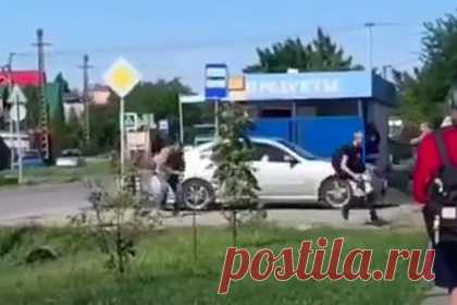 Вооруженный тесаком россиянин напал на детей возле школы. В Ростовской области вооруженный тесаком мужчина напал на детей возле школы №9 в городе Батайск. Длина холодного оружия в руках неизвестного составляла около 20 сантиметров. Один из подростков распылил в нарушителя спокойствия газовый баллончик, сумев остановить атаку. Мужчину задержали.