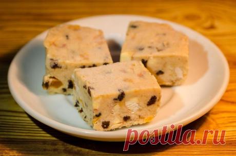 Банановые бурфи с орехами, курагой и изюмом


    Вода - 200 мл
     Сахар - 200 гр.
     Банан - 400 гр.
     Курага - 50 гр.
     Изюм - 50 гр.
     Миндаль - 50 гр.
     Молоко сухое - 200 гр.
     Масло сливочное - 100 гр.


Сначала необходимо растворить сахар в воде на огне.
 
Бананы мелко нарезать и добавить к сахарному сиропу, варить тридцать-сорок