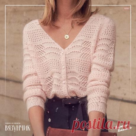 Запись на стене Жакет Сезан. Правильная схемаРаппорт узора — 24 петли и 50 рядов. На схеме все ряды при вязании по кругу. Чтобы вязать поворотными рядами, замените ВСЕ лицевые петли на изнаночные, а изнаночные на лицевые в четных рядах. Пустые белые клетки — это лицевые петли.  Здесь два варианта схемы. Одна больше подойдет для машинного вязания (без розовых блоков). Сброшенные накиды — это выведенные из работы иглы.  Вторая (с розовыми полями) подо...