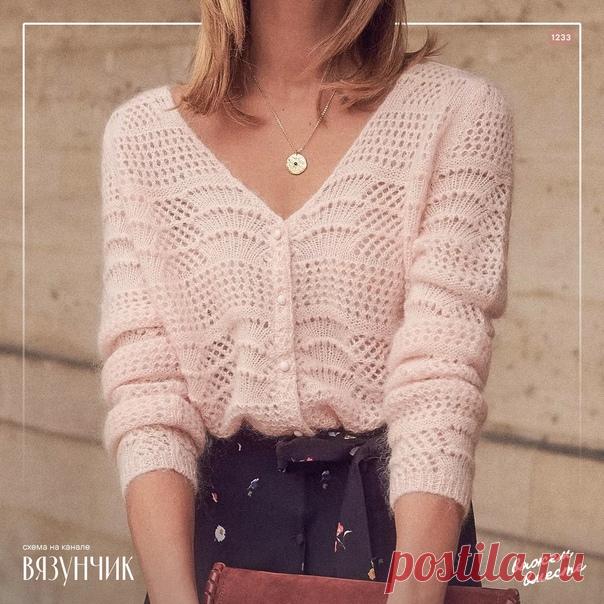 Запись на стене Жакет Сезан. Правильная схемаРаппорт узора — 24 петли и 50 рядов. На схеме все ряды при вязании по кругу. Чтобы вязать поворотными рядами, замените ВСЕ лицевые петли на изнаночные, а изнаночные на лицевые в четных рядах. Пустые белые клетки — это лицевые петли.  Здесь два варианта схемы. Одна больше подойдет для машинного вязания (без розовых блоков). Сброшенные накиды — это выведенные из работы иглы.  Вторая (с розовыми полями) подо...