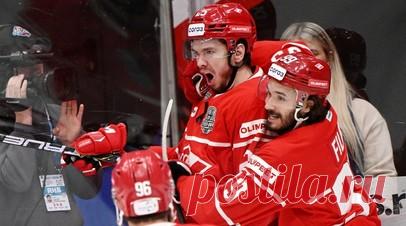 Три очка Буше и Спунера и сухарь Николаева: «Авангард» справился с «Локомотивом», «Спартак» дожал «Металлург». «Авангард» на своём льду одержал волевую победу над «Локомотивом» и сократил отставание в четвертьфинальной серии Кубка Гагарина. По ходу матча подопечные Сергея Звягина дважды находились в роли догоняющих, но благодаря вдохновенной игре Рида Буше и Райана Спунера сумели забросить три шайбы подряд и взять верх. В другой встрече дня гол Анселя Галимова помог «Спартаку» сломить…