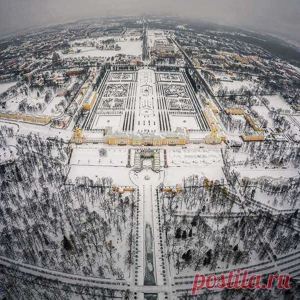 Петергоф с высоты птичьего полета. Впечатляет царский размах!

Фото: ruxymm
