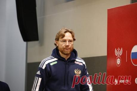 Карпин назвал расширенный состав сборной России на матчи с Сербией и Парагваем. Главный тренер сборной России Валерий Карпин назвал расширенный состав команды на товарищеские матчи с Сербией и Парагваем. В числе попавших в список игроков оказались полузащитник «Монако» Александр Головин и хавбек «Реала Сосьедад» Арсен Захарян. Всего в составе присутствует 38 фамилий.