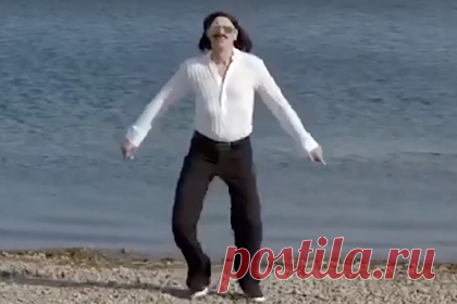 Экс-мэр Иркутска ответил возмутившемуся грязью в воде Байкала солисту Little Big. Экс-мэр Иркутска Виктор Кондрашов записал видео в ответ возмутившемуся грязью в воде Байкала солисту группы Little Big Илье Прусикину. На кадрах бывший чиновник танцует на фоне озера Байкал под песню Uno группы Little Big. При этом текст хита переделан на русский, автор призывает не «ссать в Байкал».