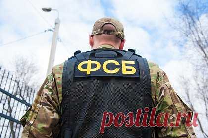 Российский подросток попал под следствие ФСБ за обучение навыкам терактов. Следователь ФСБ возбудил уголовное дело против 15-летнего школьника из Свердловской области из-за его обучения террористическим навыкам. По версии следствия, школьник начал свое обучение с октября 2022 года. Он также был подписан на экстремистские каналы в мессенджере. Оперативники выявили подростка в апреле.