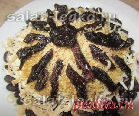 Салат из черной фасоли, курицы и чернослива