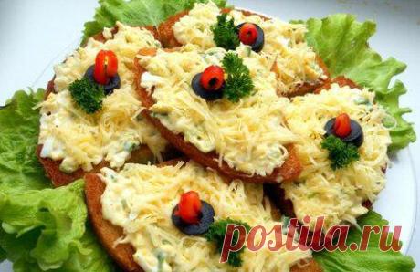 7 рецептов вкуснейших горячих бутербродов, которые зарядят энергией на весь день. - Идеи на любой случай Что там у нас завалялось в холодильнике? Давайте приготовим горячие бутерброды. Ведь горячие бутерброды — отличное решение для завтрака или перекуса. 7 рецептов вкуснейших горячих бутербродов 1. Горячие бутерброды с картошкой Ингредиенты: картофель — 3 — 4 шт. соль перец хлеб масло для жарки Приготовление: 1.Натереть сырой картофель на тёрке и посолить-поперчить по вкусу, нарезать […]