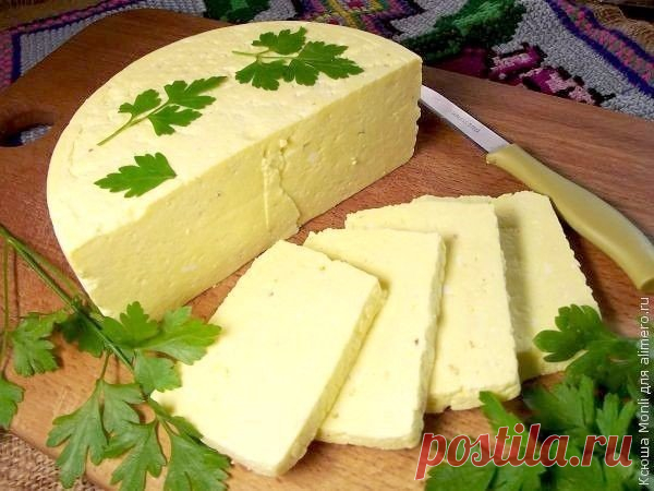 Ленивая домашняя брынза

Эта брынза чрезвычайно нежная и вкусная!

Для приготовления брынзы необходимы такие продукты:
— 2,5 л молока (домашнего)
— 1 стакан кефира
— 2,5 стакана сметаны
— 8 яиц
— 2,5 ст.л. соли (без верха)

Молоко для этого рецепта лучше брать домашнее, так как жирность его должна быть максимально высокой. Если у вас нет возможности купить домашнее молоко, тогда подойдет молоко жирностью более 2,5%. Оно должно быть натуральным, а не восстановленным из сухо...