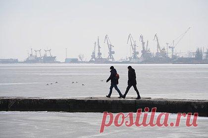 В ДНР рассказали о сроках начала отправки грузов из порта Мариуполя. Власти Донецкой народной республики рассчитывают начать отправку грузов из порта Мариуполя летом 2023 года. О сроках рассказал председатель правительства республики Виталий Хоценко. Летом планируется начать вывоз зерна, угля и гранита в регионы России. Хоценко добавил, что на данный момент порт работает на ввоз грузов.