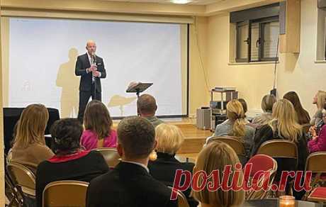 В Люксембурге прошел вечер художественного чтения русской поэзии. Программу представил российский актер театра и кино Иван Кокорин