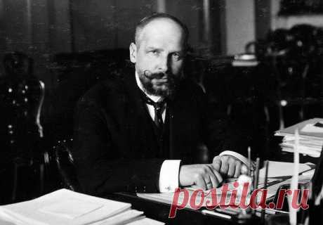 Как появилось выражение «столыпинский галстук» Вы знали, что фраза, прочно вошедшая в историю, как обозначене петли для виселицы, на самом деле вырвана из контекста? Вскоре после подавления Первой русской революции 1905-1907 годов на одном из заседаний III Государственной думы на трибуну взбежал известный своими несдержанными скандальными высказываниями кадет Федор Родичев и произнес речь, полную эмоций и почти не подкрепленную фактами. Упрекая правительство в целом и лично Петра Аркадьевича…