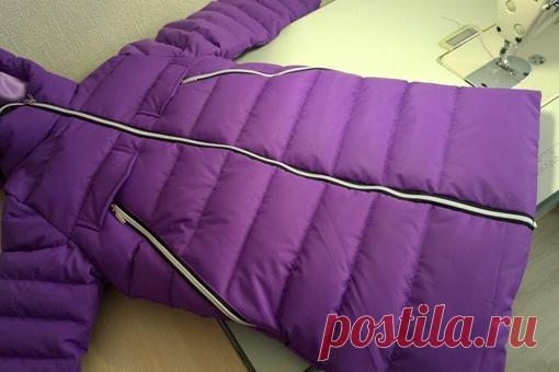 Шьем пуховик для девочки. Видео МК+выкройки для моделирования.
----------------------------------------------------------------------------------------
1. Крой и сборка на примерку.
2. Обработка кармана. Сборка верха.
3. Обработка деталей подкладки. Сборка подкладки.
Показать полностью…