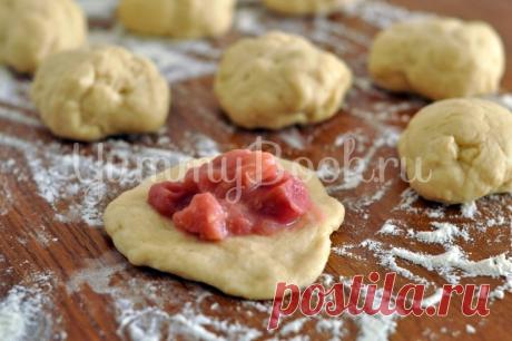 Духовые пирожки с ревенем - простой и вкусный рецепт с пошаговыми фото