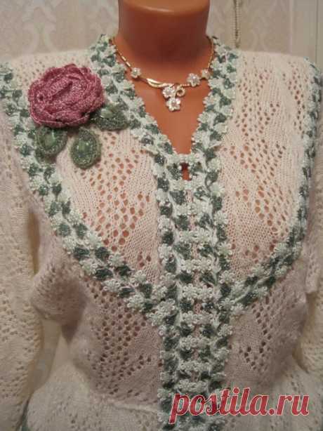 Вязаная брошь-роза