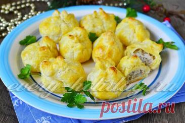 Мешочки из слоеного теста с фаршем Оригинальная и сытная закуска, приготовленная из слоеного теста и мясного фарша с луком, яйцом и перцем. Приготовить такие мешочки с фаршем можно к обеду или ужину, и на праздничном столе они будут смотреться красиво и к месту.