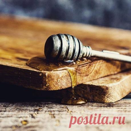 Чем заменить сахар не является пищевым продуктом, необходимым для работы организма. Он не содержит каких-либо полезных веществ, белков или жиров, нужных для здоровья. Злоупотребление пищей с избытком сахара приводит к ожирению, сердечно-сосудистым заболеваниям, болезням пищевода и молочных желез.