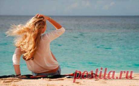 Приятно ощущать, как прохладный морской ветер ударяет в лицо, освежая мысли, чувства и душы... Находясь на морском побережье, люблю думать обо всем и ни о чем. Так и хочется закрыть глаза, развести руки в стороны и взлететь. Улететь далеко от этой суеты и постоянного движения, и оказаться там, где морское побережье повсюду