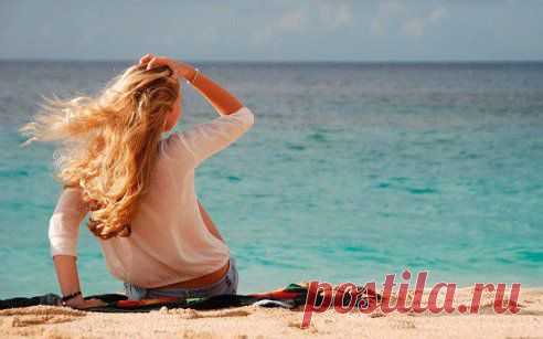 Приятно ощущать, как прохладный морской ветер ударяет в лицо, освежая мысли, чувства и душы... Находясь на морском побережье, люблю думать обо всем и ни о чем. Так и хочется закрыть глаза, развести руки в стороны и взлететь. Улететь далеко от этой суеты и постоянного движения, и оказаться там, где морское побережье повсюду