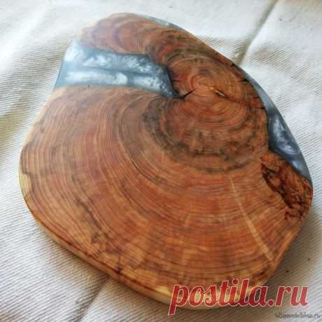 Сервировочная доска из можжевельника Всем здравия! Давно у меня валялся без дела спил можжевельника. Древесина приятная, красивая, передающая свой аромат всему, что находится в шкафу. По этой причине я решил как можно быстрее что-нибудь изготовить из этого спила, так как «приятный» запах смол начал сильно раздражать. А сделать я решил