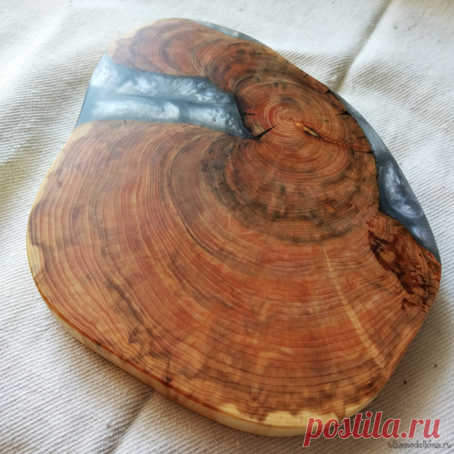 Сервировочная доска из можжевельника Всем здравия! Давно у меня валялся без дела спил можжевельника. Древесина приятная, красивая, передающая свой аромат всему, что находится в шкафу. По этой причине я решил как можно быстрее что-нибудь изготовить из этого спила, так как «приятный» запах смол начал сильно раздражать. А сделать я решил