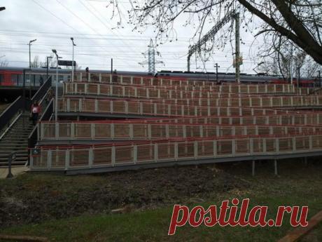 Оригинальный пандус для инвалидов (3 фото) рогательная забота от РЖД о людях с ограниченными возможностями. На станции Хлебниково (Савёловское направление Московской железной дороги) инвалидам и