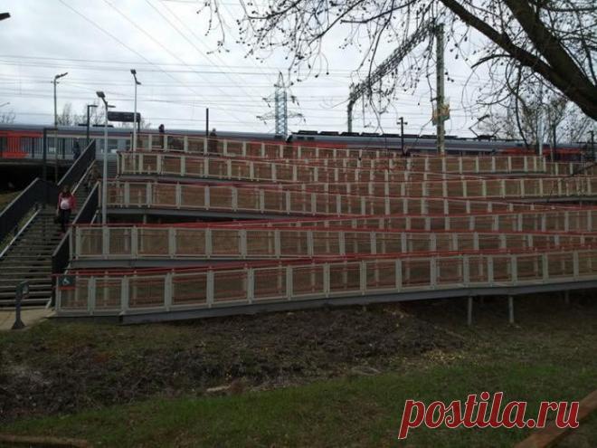 Оригинальный пандус для инвалидов (3 фото) рогательная забота от РЖД о людях с ограниченными возможностями. На станции Хлебниково (Савёловское направление Московской железной дороги) инвалидам и