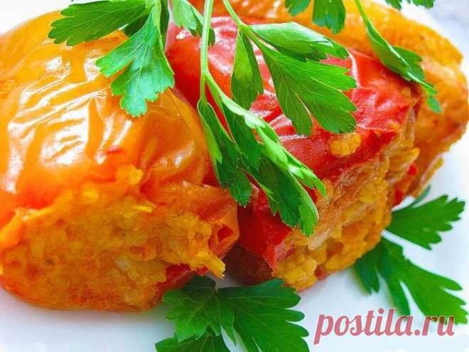 Перец, фаршированный капустой, рисом и сыром.