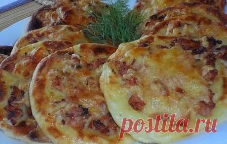 Картофельные ватрушки с курицей 

Ингредиенты:

Для картофельных ватрушек:
- пол кило картошки
- 1 яйцо
- 0.5 чайной ложки соли
- 2 столовых ложки муки
- зелень
- сыр

Для начинки:
- 250 грамм куриного фарша
- 2 луковицы
- специи
- 1 столовая ложка майонеза
- немного чеснока

Приготовление:

Фарш обжарить с луком и специями с добавлением чеснока и майонеза.Картофель сварить в подсоленной воде, воду слить, картофель размять, добавить яйцо, муку, зелень. Тесто остудить, разд...