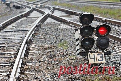 ВСУ попытались подорвать поезд в Крыму дронами-минами. Вооруженные силы Украины (ВСУ) попытались подорвать железнодорожный состав с нефтепродуктами у нефтеперерабатывающего завода в крымском Джанкое. Украинская армия впервые применила минирование дронами из-за невозможности подобраться ближе. Мины были обнаружены и обезврежены специалистами.