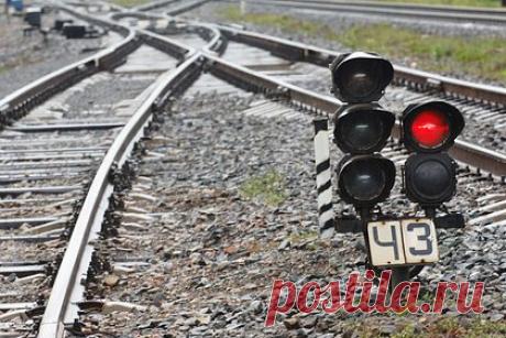 ВСУ попытались подорвать поезд в Крыму дронами-минами. Вооруженные силы Украины (ВСУ) попытались подорвать железнодорожный состав с нефтепродуктами у нефтеперерабатывающего завода в крымском Джанкое. Украинская армия впервые применила минирование дронами из-за невозможности подобраться ближе. Мины были обнаружены и обезврежены специалистами.