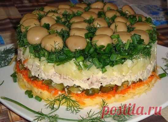 Если есть желание порадовать домашних и гостей чем-нибудь вкусненьким и при этом симпатичным, то можно сотворить вот такой салат с грибочками.