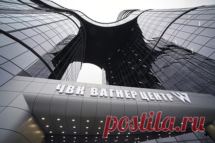 Силовики оцепили здание «ЧВК Вагнер Центр» в Петербурге. Силовики оцепили здание «ЧВК Вагнер Центр» в Санкт-Петербурге. Сотрудники правоохранительных органов дежурят возле входа на территорию центра. Один из них сообщил об оцеплении таксисту, с которым ехал корреспондент РИА Новости, и поручил ехать мимо. Агентство отмечает, что на улице стоят полицейские автомобили.