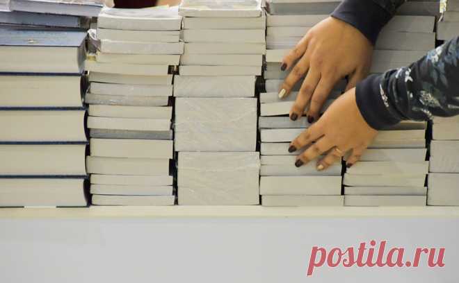 Издателям пришлось отказаться от книг с упоминанием запрещенных соцсетей. Издательства больше не будут выпускать пособия, в названиях и на обложках которых упоминаются запрещенные соцсети. Книжная розница ждет разъяснений по поводу уже отпечатанной и поступившей в продажу литературы