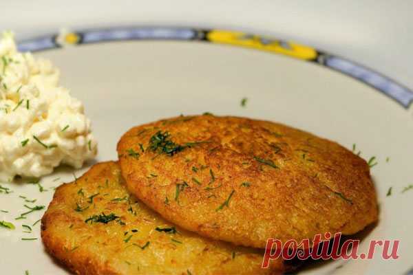 Сырно-картофельные лепешки
Из сыра твердого сорта и картофеля можно приготовить оригинальные и очень вкусные оладьи, которые отлично подойдут для повседневного меню.