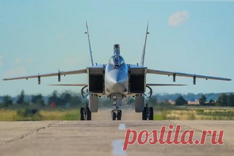 В США рассказали о возможностях российского МиГ-31. Истребители-перехватчики МиГ-31 Северного флота России, которые недавно отрабатывали перехват самолетов условного противника над акваторией Баренцева моря, способны перехватывать цели на большой высоте, пишет американское издание Military Watch Magazine. МиГ-31 несут ракеты Р-37М.