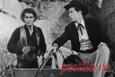 Умер актер сериала «ФБР» Уильям Рейнольдс. Умер американский актер Уильям Рейнольдс. Артист скончался в результате осложнений после пневмонии. Ему было 90 лет. Уточняется, что болезнь не была связана с коронавирусом. Рейнольдс известен по проектам «Культ кобры», «Лис пустыни», «Сестра Кэрри». Особую популярность ему принесла роль Тома Колби в сериале «ФБР».