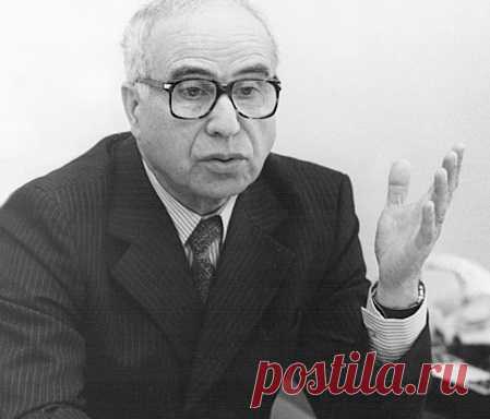 Керим Керимов: чем занимался секретный советский руководитель, которого снимали только со спины Керима Керимова можно смело назвать самым засекреченным руководителем в Советском Союзе. Имя генерала никогда не фигурировало в прессе, а, если его показывали по телевидению, то всегда снимали исключительно со спины. Между тем работа Керимова была крайне ответственной и важной для страны.