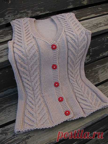 Красивый жилет с косами. Вяжем спицами.