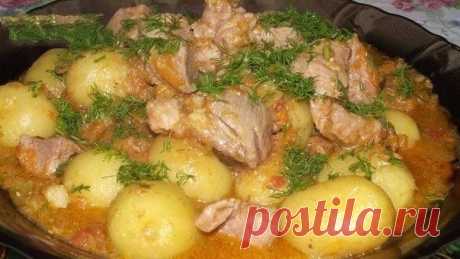 Мясо с овощами и молодым картофелем

Ингредиенты:

-Мясо (у меня свинина не жирная)-1 кг
-Кабачок-500 гр
-Помидор-300 гр
-Лук-200 гр
-Молодой чеснок- 3 шт
-Морковь-200 гр
-Картофель-1 кг
-Специи, соль
-Зелень