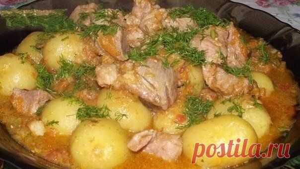 Мясо с овощами и молодым картофелем

Ингредиенты:

-Мясо (у меня свинина не жирная)-1 кг
-Кабачок-500 гр
-Помидор-300 гр
-Лук-200 гр
-Молодой чеснок- 3 шт
-Морковь-200 гр
-Картофель-1 кг
-Специи, соль
-Зелень