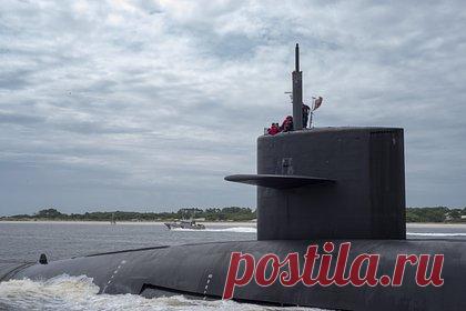 Американскую субмарину после атаки на ЧФ России защитили морскими контейнерами. Американскую атомную подводную лодку Rhode Island типа Ohio заметили в порту Гибралтара с защитой из морских контейнеров. На это обратило внимание The Drive. Издание отмечает, что субмарину, находящуюся у причала, со стороны моря прикрывают баржи типа Mexeflote, на которых установлены морские контейнеры.