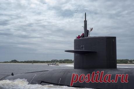 Американскую субмарину после атаки на ЧФ России защитили морскими контейнерами. Американскую атомную подводную лодку Rhode Island типа Ohio заметили в порту Гибралтара с защитой из морских контейнеров. На это обратило внимание The Drive. Издание отмечает, что субмарину, находящуюся у причала, со стороны моря прикрывают баржи типа Mexeflote, на которых установлены морские контейнеры.