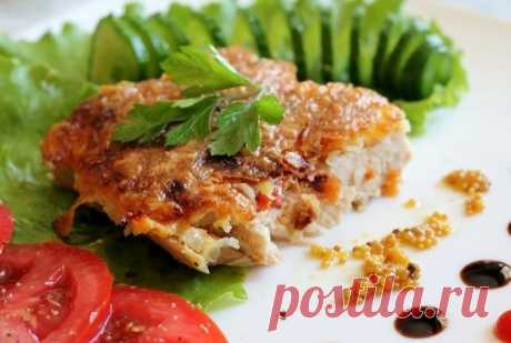 Куриное филе под шубой.
=500 гр куриного филе
600 гр картофеля
150 гр твердого сыра
200 гр майонеза
2 моркови
2 головки репчатого лука
1 ст.л. лимонного сока
Соль — по вкусу
Перец черный молотый — по вкусу
Специи — по вкусу