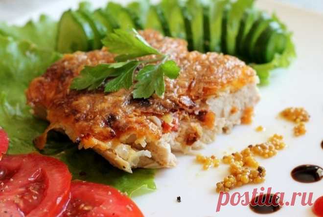 Куриное филе под шубой.
=500 гр куриного филе
600 гр картофеля
150 гр твердого сыра
200 гр майонеза
2 моркови
2 головки репчатого лука
1 ст.л. лимонного сока
Соль — по вкусу
Перец черный молотый — по вкусу
Специи — по вкусу