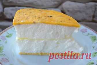 Нереально вкусный омлет Пуляр  

 На 100 гр - 99 ккал  белки - 8.55  жиры - 5.95  углеводы - 2.75 

Ингредиенты:
яйцо куриное 4шт
Молоко 1.5% - 200мл

Приготовление:
 Отделить белки от желтков.
Белки поместить в посуду для взбивания.
Желтки вылить в миску и вилкой немного взбить. Добавить молоко. Все размешать.

 Посолить белки и желтки.
Взбить белки до крепкой пены.
Поставить сковороду на средний огонь. Смазывать ее ничем не надо.

 Вылить желтки и распределить их по всей...