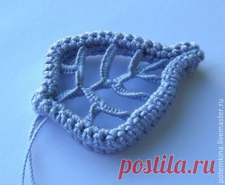 Мастер-класс «Лист большой» Для изготовления листа нам потребуется: заранее подготовленный жгут из моего мастер-класса размером 45 столбиков без накида на 5 рядов. (45х5); иголка; нитки типа «Ирис»; линейка. Складываем наш жгут пополам и сшиваем концы: Так же сшиваем и с другой&hellip;