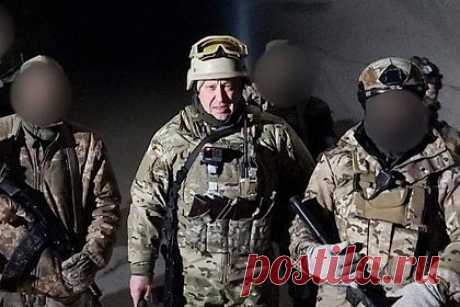 Памятник Пригожину и Уткину в полный рост установили в часовне «Вагнера». Памятник основателю «Вагнера» Евгению Пригожину и командиру ЧВК Дмитрию Уткину появился в часовне компании в городе Горячем Ключе Краснодарского края. На постаменте высечены слова «первому» и «девятому» — позывные Пригожина и Уткина в ЧВК — и номера их военных жетонов.