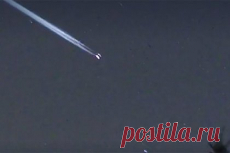 Неизвестный светящийся объект увидели в небе над Польшей. В небе над Польшей минувшей ночью увидели неизвестный объект. Об этом сообщают местные СМИ. В небе заметили два параллельных объекта. Они были слишком медленными для метеоритов, поэтому многие заподозрили сход спутника с орбиты. Позже выяснилось, что это не спутник, а китайская ракета.