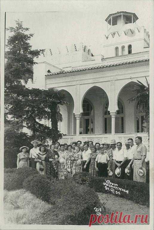 krym_zhemchuzhina_bolshaja_gruppa_otdykhajushchikh_1955_g.jpg (516×768)