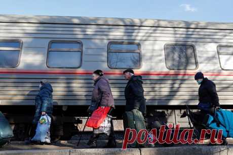 В Белоруссии заявили о готовности принять беженцев из Донбасса. Белоруссия готова принимать беженцев из Донбасса и предоставлять им гражданство. Об этом заявил глава департамента по гражданству и миграции МВД страны Алексей Бегун. Бегун напомнил, что с 2014 года из зоны конфликта на востоке Украины в Белоруссию прибыли около 170 тысяч граждан.